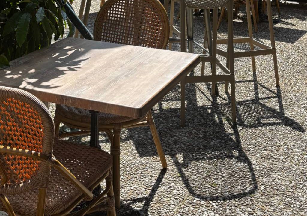 Entretien et protection des tables de terrasse en toute saison
