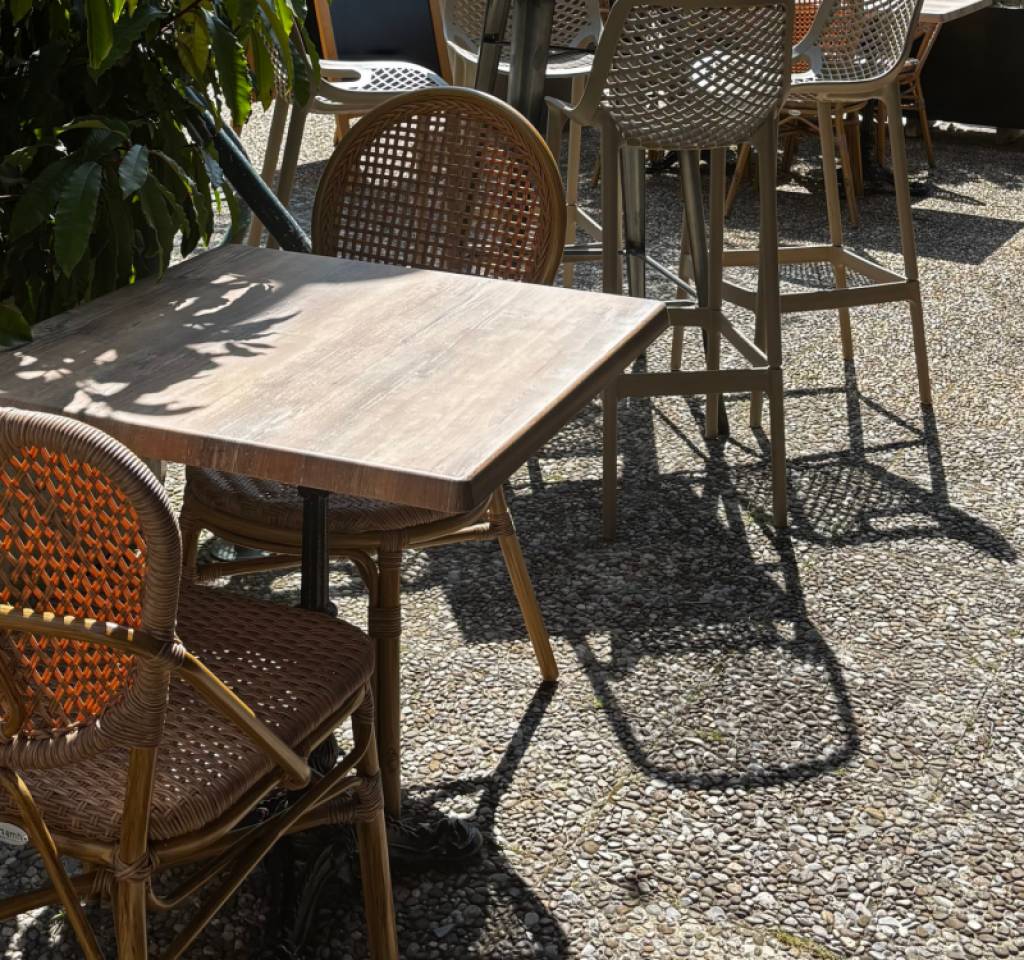 Entretien et protection des tables de terrasse en toute saison